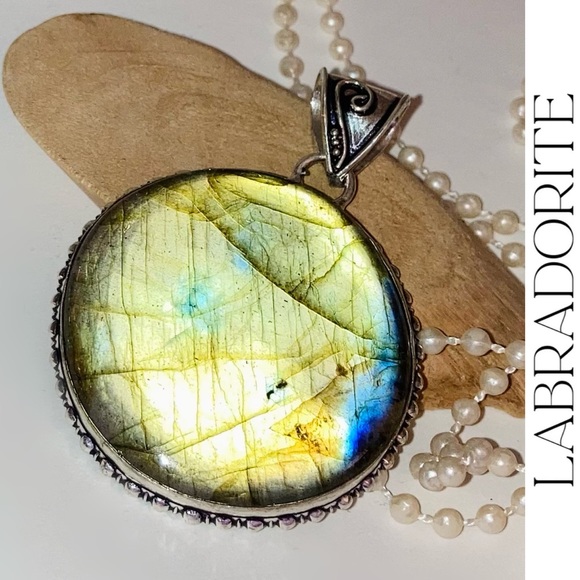 FANTASTIC! Flashy Labradorite Gemstone Handmade Pendant - Picture 1 of 7
